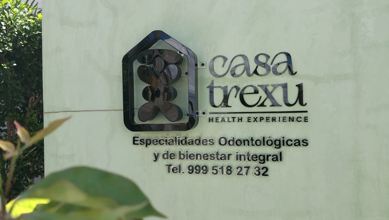 Fachada de Casa Trexu en Mérida con logotipo y datos de contacto